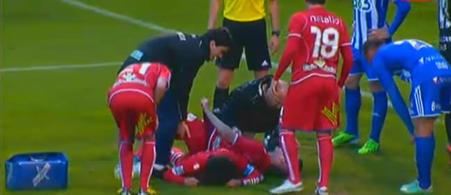 Julio Álvarez siendo atendido