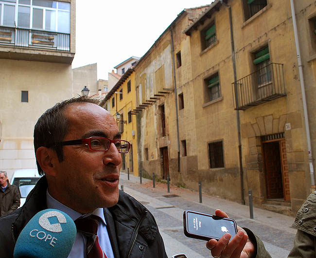 Rey, ante los edificios a demoler