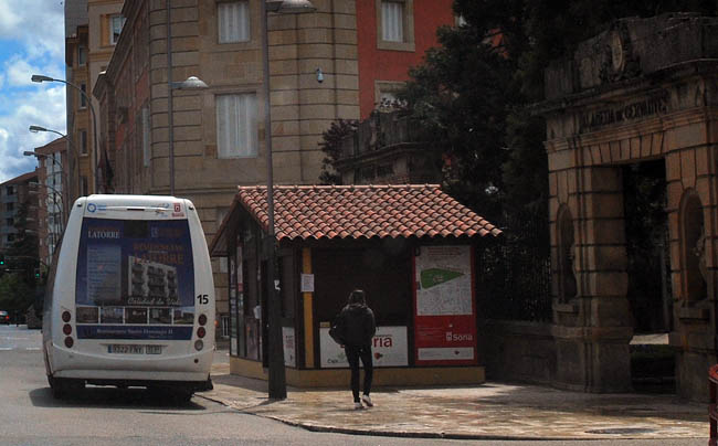Caseta junto a la parada del bus.