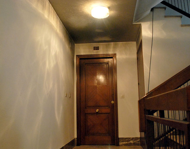 El humo llegó hasta el rellano de la escalera.