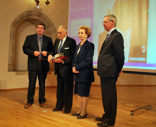 Villar y su esposa recogiendo el premio.