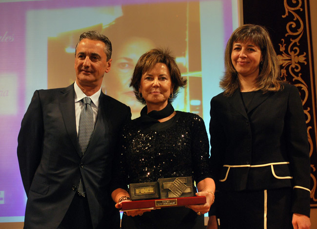 Monreal, en el centro, con el premio.