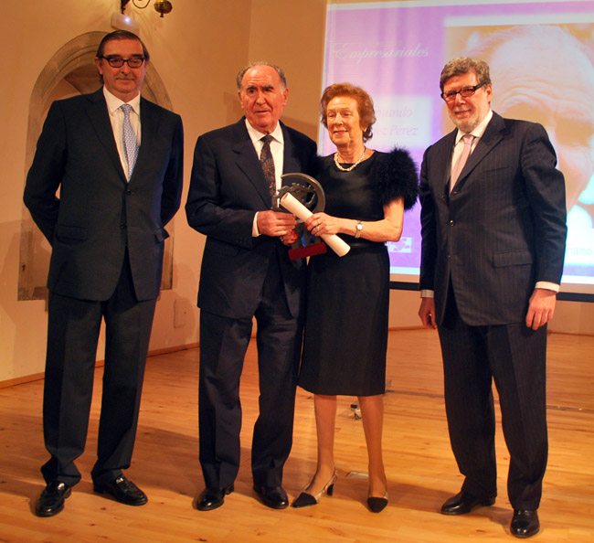 El empresario con su esposa en el centro.