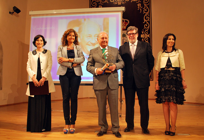 A los lados, las dos hijas de Gil (centro).