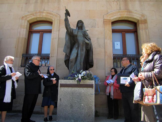 Un momento del rezo para la beatificación.