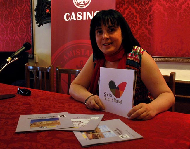 La periodista Eva Sánchez con su libro.