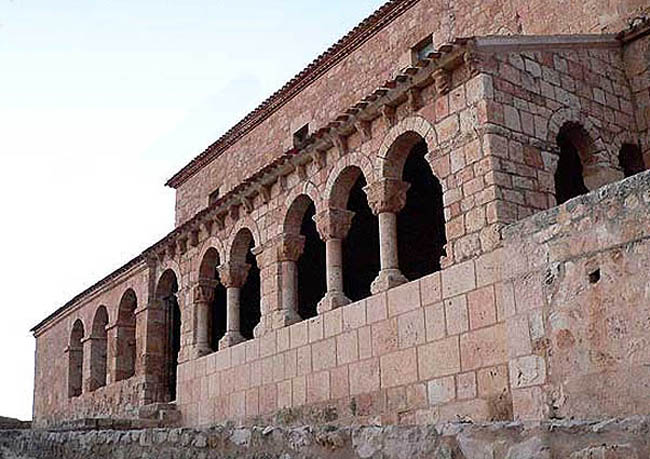 Galería porticada de la iglesia del Rivero.