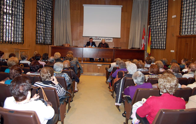 Pardo recuerda la historia de la Diputación a las Amas de Casa en su bicentenario