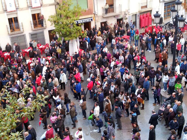 Los agredanos siguiendo el pregón de Bono.