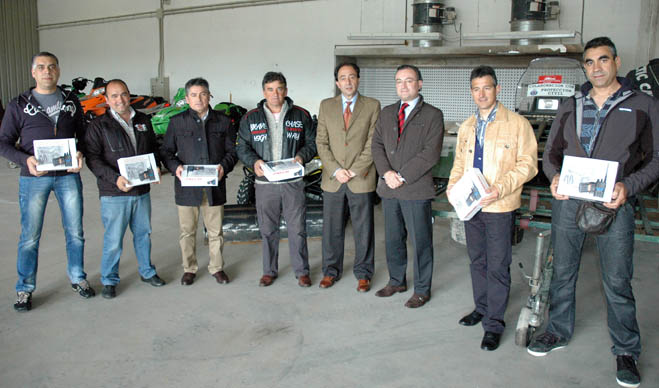 Miembros de la agrupación con los equipos en presencia de López y Salguero