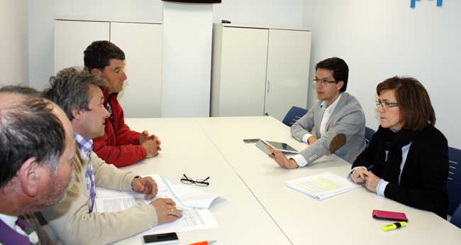 José María Gómez, de Cascajosa;  Luciano Hernández, de Fuentetoba; y Alberto Andrés, de Rabanera; reunidos con Marima Angulo y Tomás Cabezón