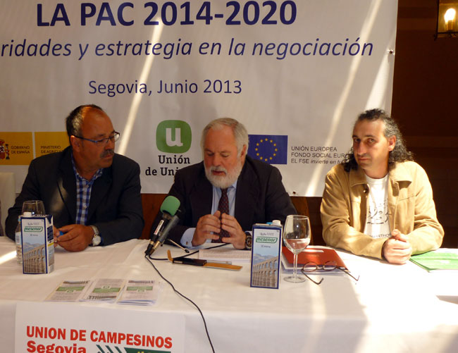 El ministro Cañete, en el centro