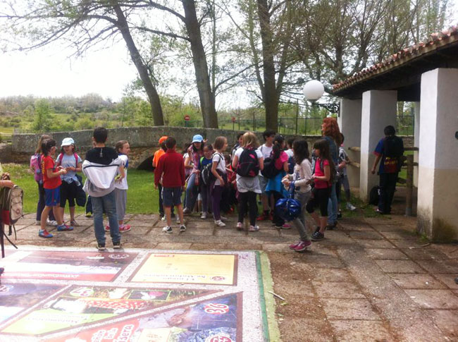 Chavales en el Juego de la Oca en Valonsadero