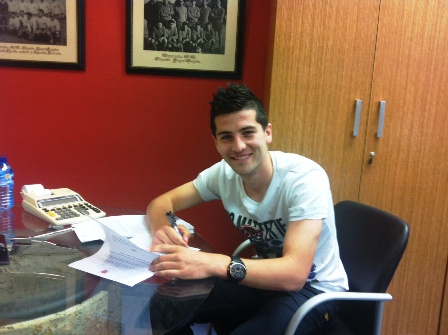 Bonilla firmando su nuevo contrato