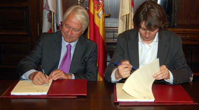 Otero y Mínguez firman el contrato.