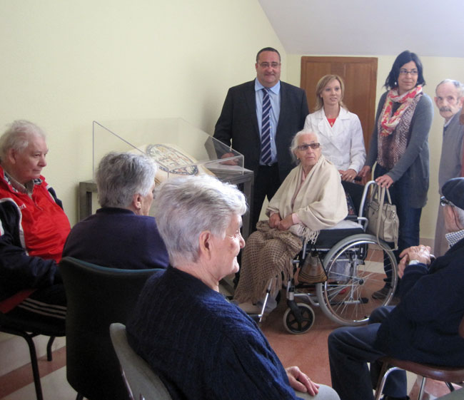 Escolares y residentes de la residencia de Gómara visitan la exposición El Beato de El Burgo de Osma