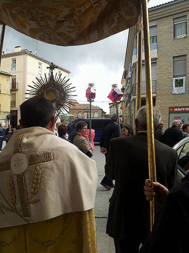 Inicio de la procesión del Santísimo.