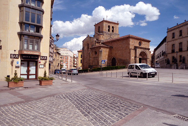 Tramo restaurado del pavimento.