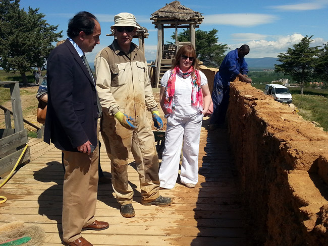 Tareas en el pasillo de la muralla.
