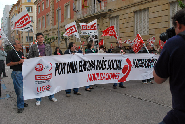 Concentrados ante la Subdelegación.