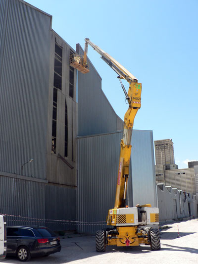 Retirada de chapas en una pared de la nave