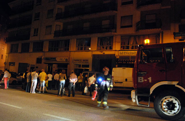 Clientes y vecinos frente al edificio.