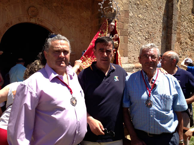 Pardo (ctro.) en la romería de Caracena