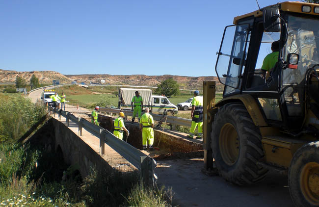 Labores de la Diputación en el puente.