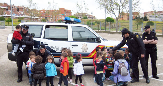 Niños de Camareta con la Policía