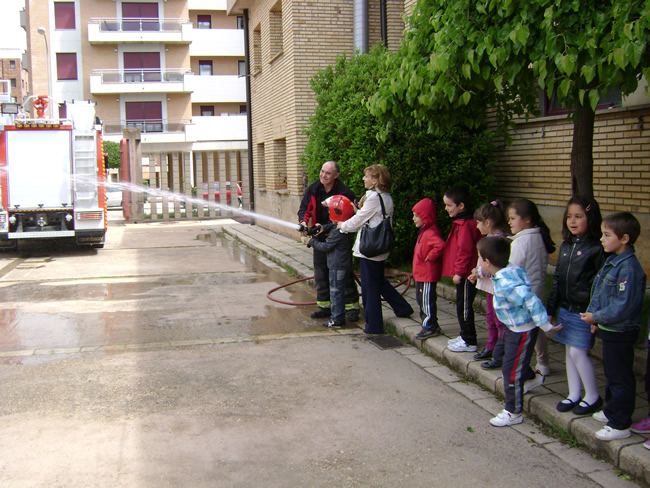 Niños conociendo el parque de bomberos