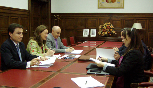 La subdelegada (ctro.) con los concesionarios