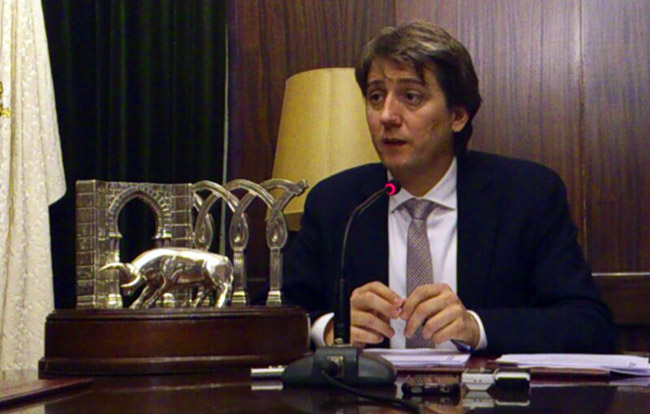 El alcalde con el trofeo.