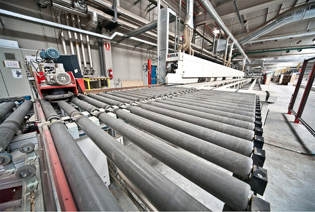 Interior de la factoría pinariega.