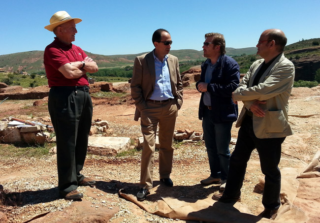 El alcalde de Montejo, Felipe González (izda), el delegado, Manuel López, y los arquitectos Miguel Ángel de la Iglesia y Darío Álvarez