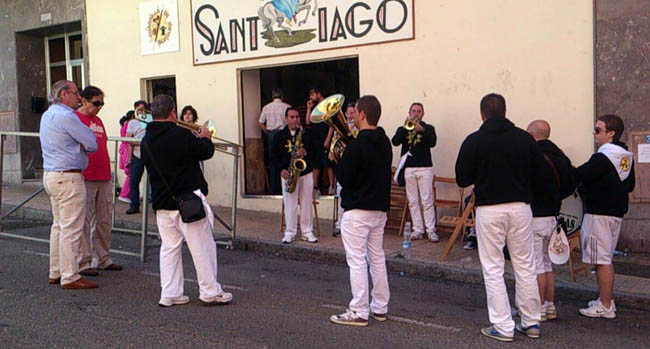 La charanga ameniza el reparto.