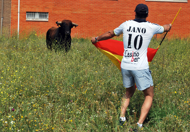 Un joven cita a un utrero en el polígono.