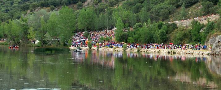 El Duero remansado escucha las bailas.