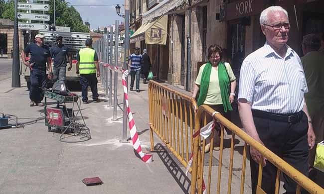 Colocación de la valla en Granados.