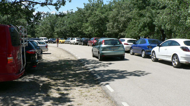 Los coches se quedan sin sitio para aparcar en la Playa de Herreros