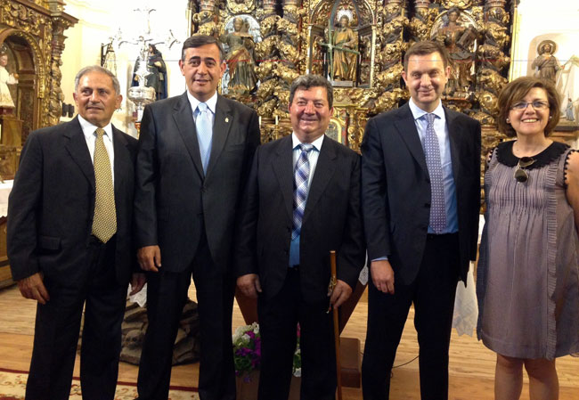 Pardo en las fiestas de Fuentearmegil con responsables municipales y la presidenta popular