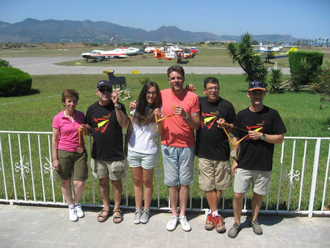 Marcos en el centro abrazando a su hija Celia