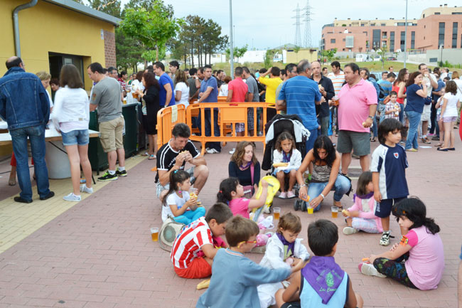 Numerosos vecinos, en la parrillada popular