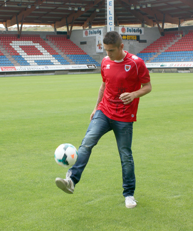 El centrocampista en la hierba de Los Pajaritos.