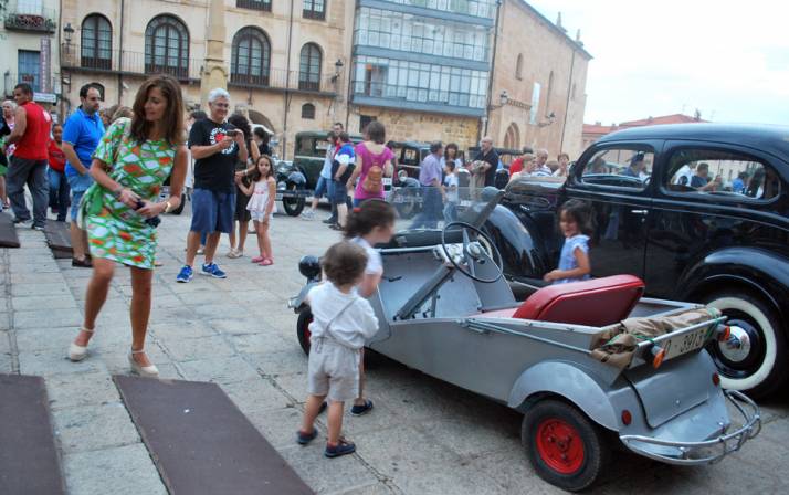 El biscúter riojano hizo las delicias de los más pequeños.