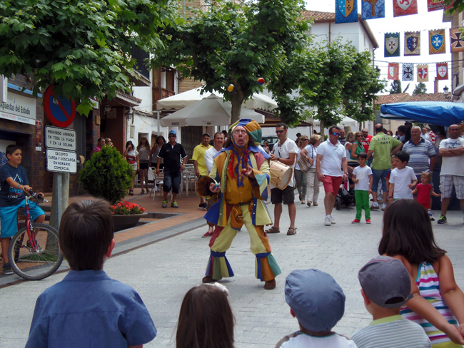 Un bufón recorre una calle olvegueña.