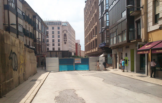 Calle del Ferial cortada, con la puerta de acceso a las obras