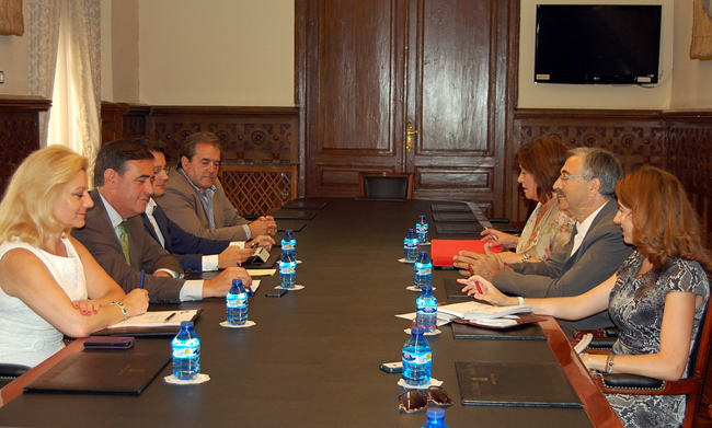 Representantes de los empresarios, a la derecha.