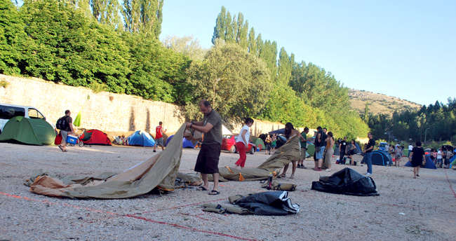 Campistas en la zona cercana al festival.