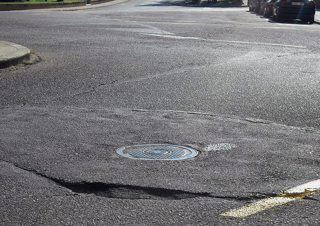 Uno de los baches de la plaza.