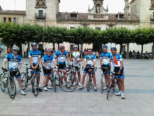 Ciclistas de El Calaverón ante el Ayuntamiento burgense